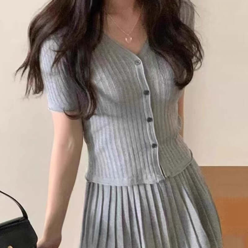 無齡感俏麗甜美百褶洋裝,灰色針織上衣搭配百褶裙,展現優雅時尚風格。
