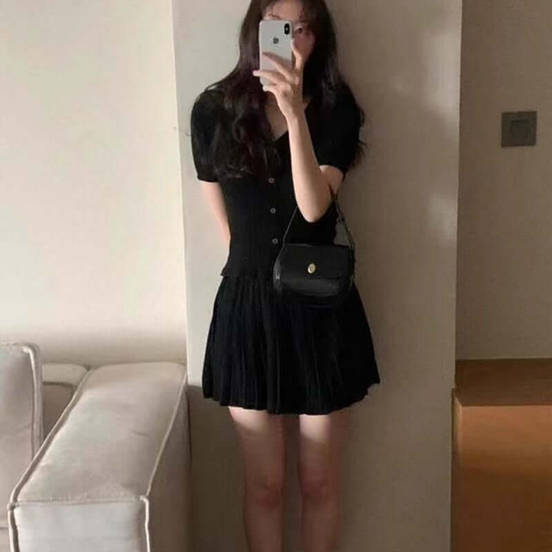 無齡感俏麗甜美百褶洋裝,黑色連衣裙配小包,展現時尚與甜美風格。