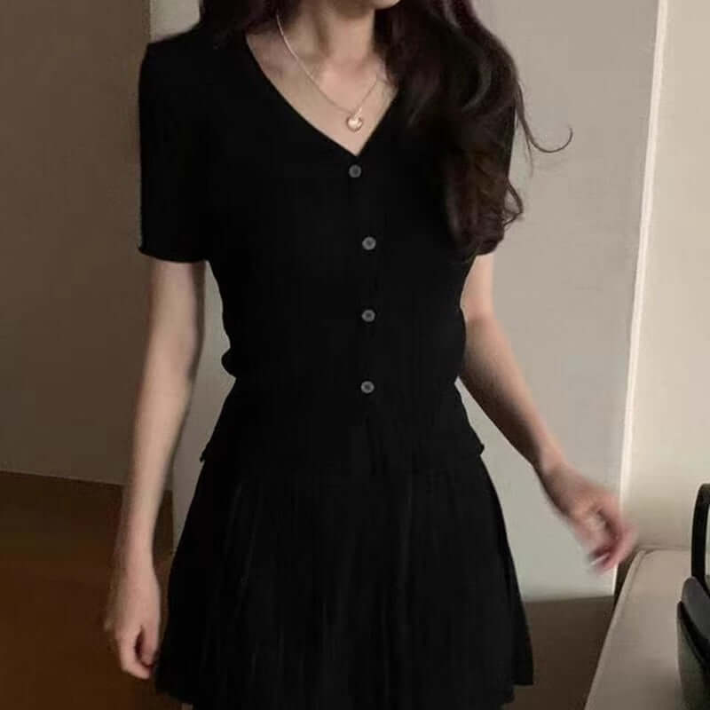 無齡感俏麗甜美百褶洋裝,黑色短袖設計,搭配可愛扣子,展現時尚感與優雅。