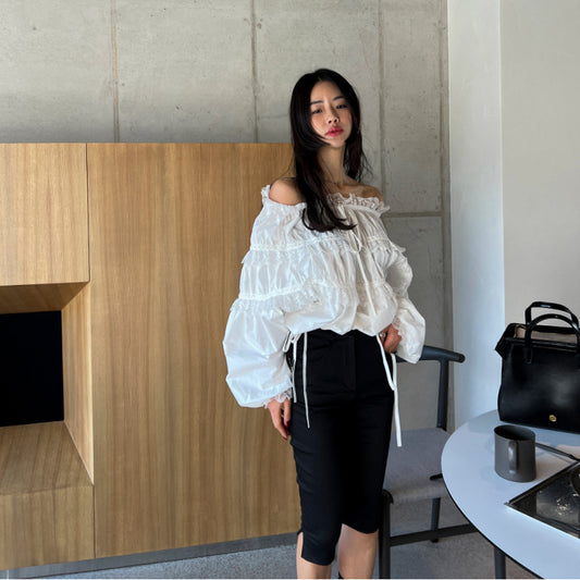 女人味露肩皺褶上衣 - TWINKLE