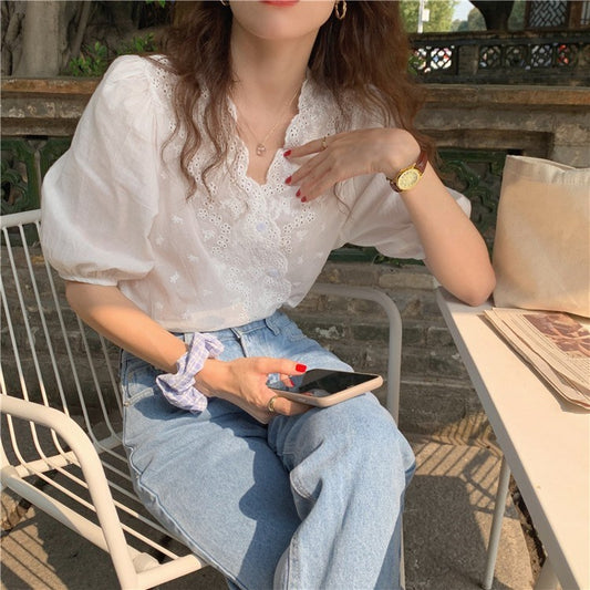 刺繡花邊溫柔清新上衣 - TWINKLE