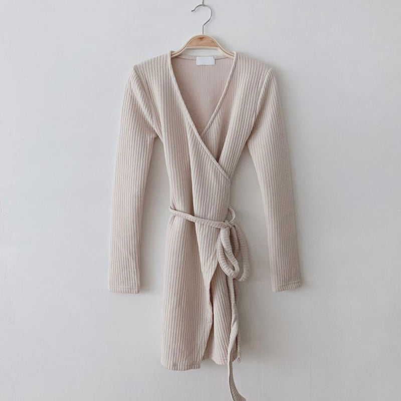 交叉V領一片式綁腰針織洋裝 - TWINKLE