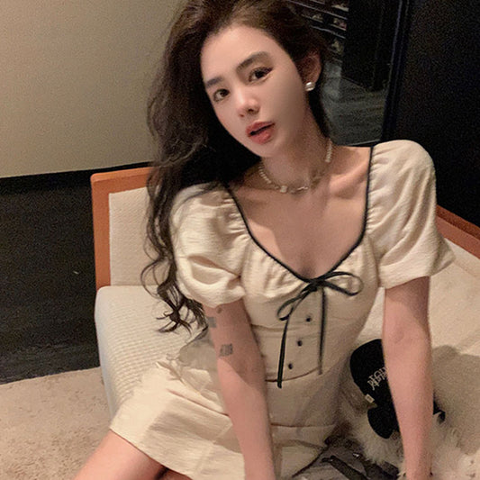 簡單優雅公主袖洋裝