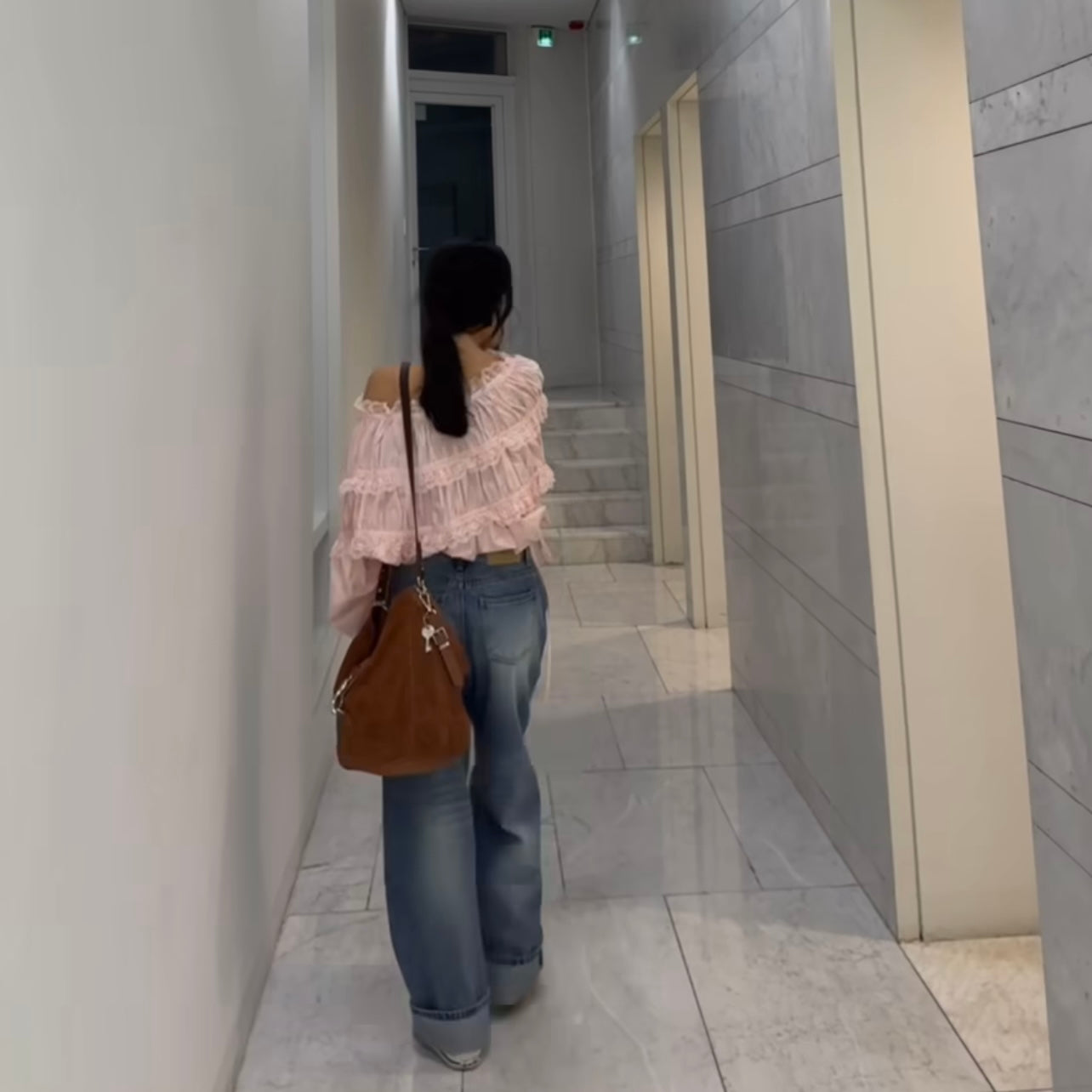 女人味露肩皺褶上衣 - TWINKLE