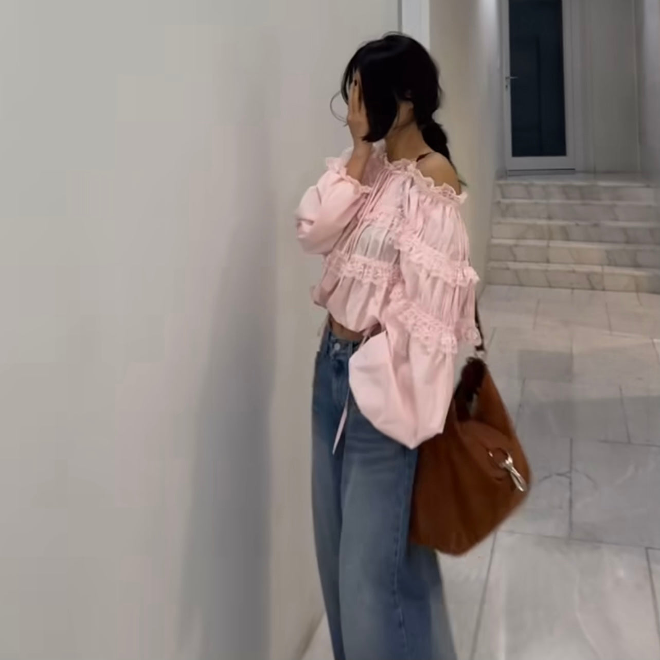 女人味露肩皺褶上衣 - TWINKLE