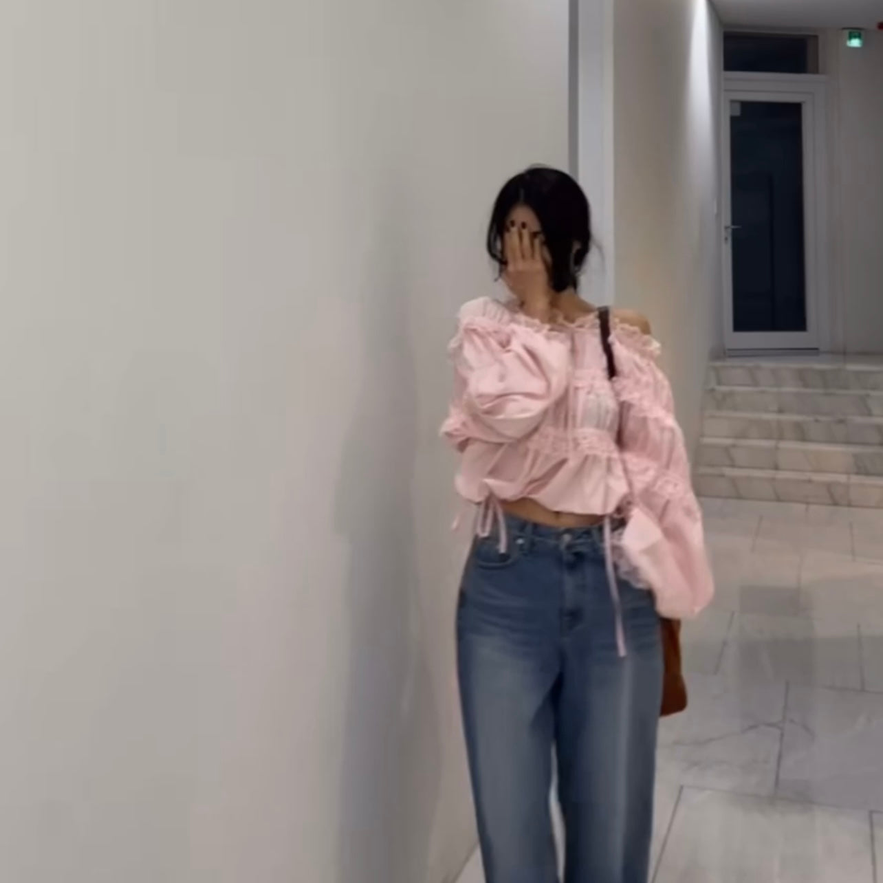 女人味露肩皺褶上衣 - TWINKLE