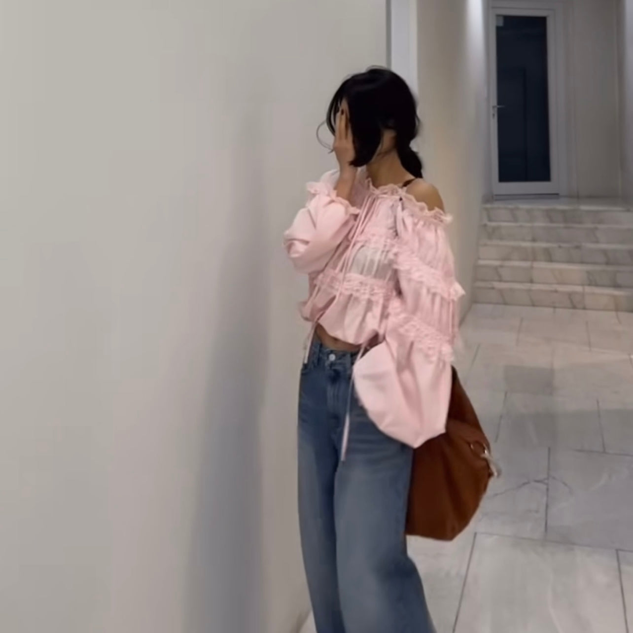 女人味露肩皺褶上衣 - TWINKLE